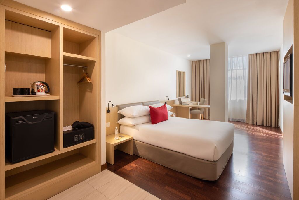 superior king room | minibar, in-room safe, desk, free wifi