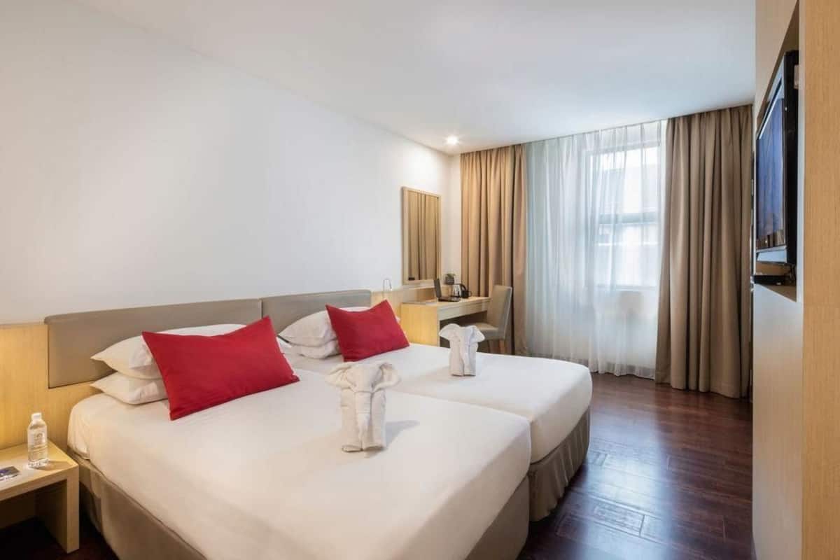 Minibar, in-room safe, desk, WiFi (free)
