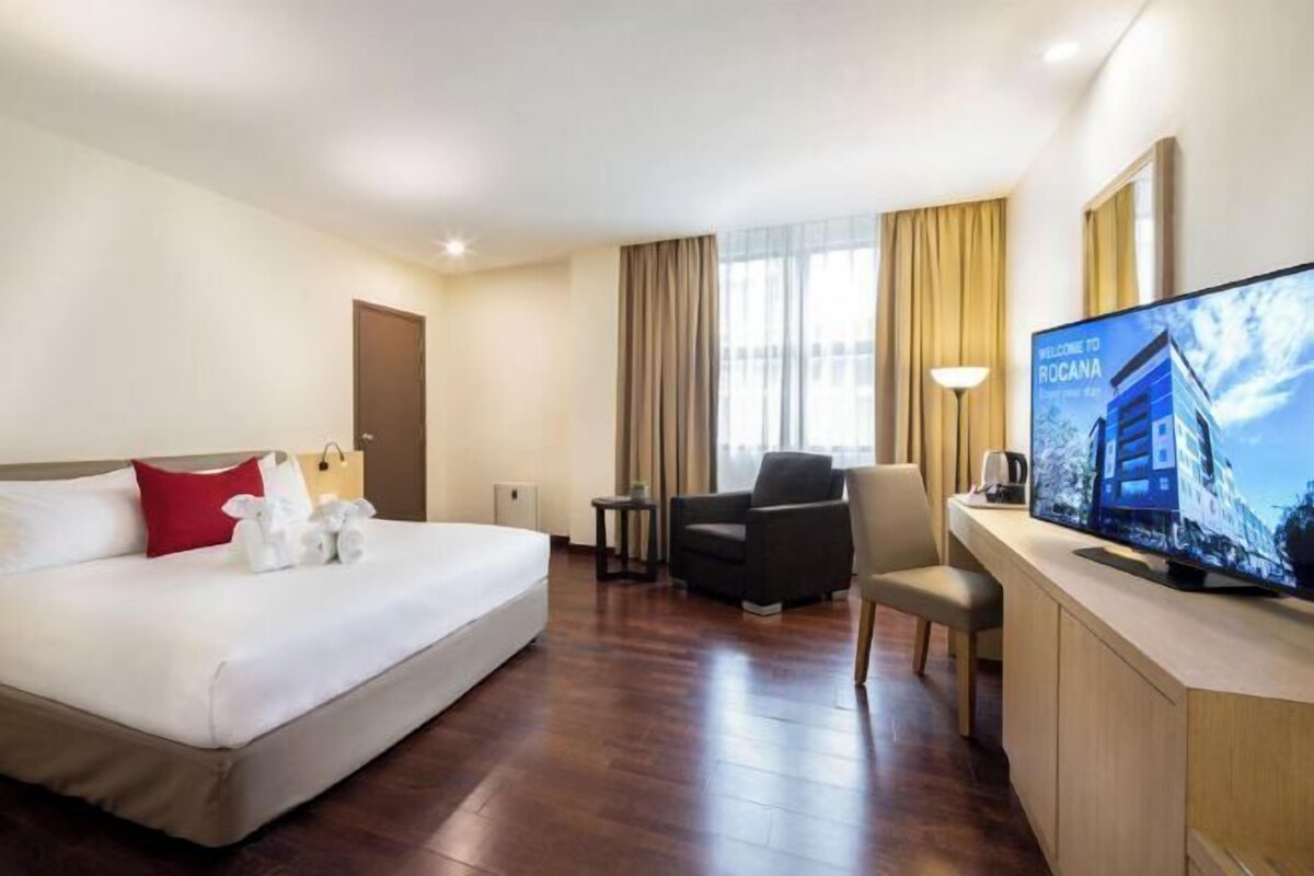 Minibar, in-room safe, desk, WiFi (free)