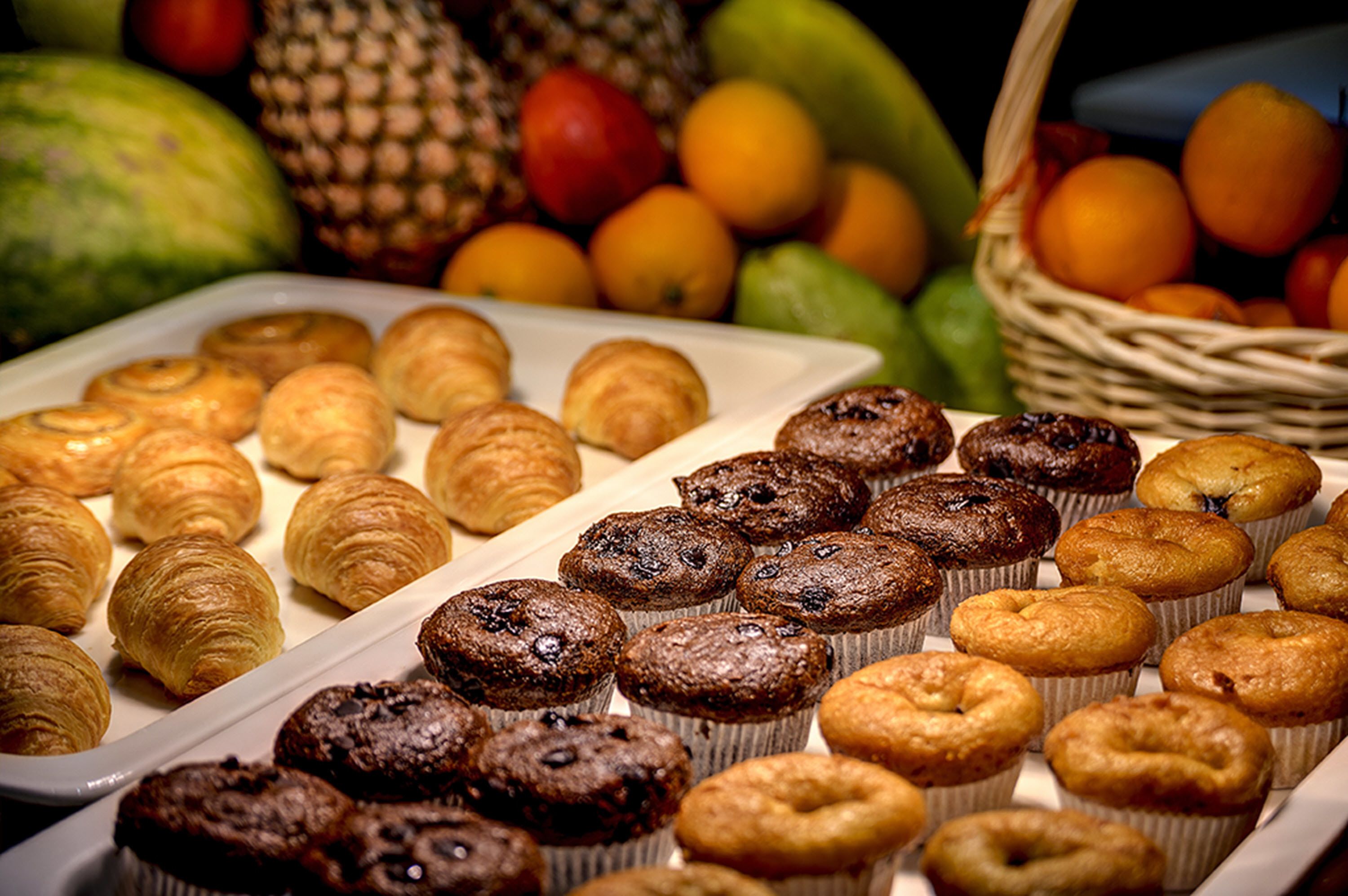 Diversos produtos de panificação, incluindo croissants e muffins.
