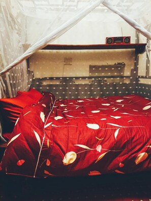 Free WiFi, bed sheets - Smalleye Backpacker (Lukang)