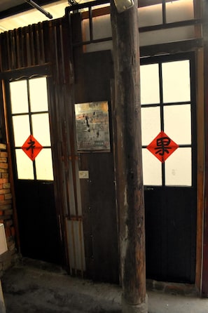 Interior - Smalleye Backpacker (Lukang)