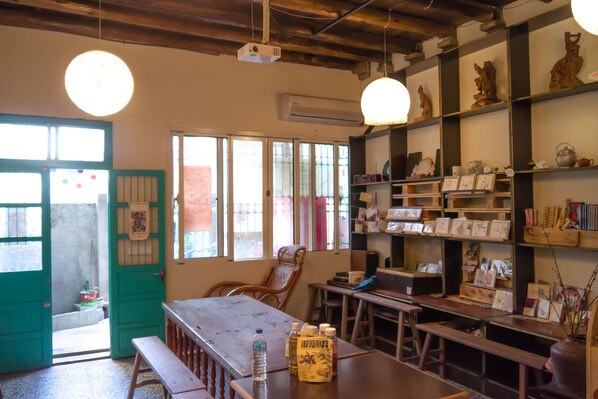 Interior - Smalleye Backpacker (Lukang)