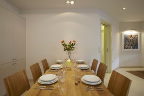 Suite, 2 slaapkamers | Dineren op de kamer
