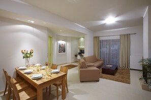 Suite, 2 slaapkamers | Dineren op de kamer