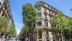 A street view with a building labeled "DONOSTIARRA" and a pedestrian crossing. - Pensión Donostiarra (San Sebastián)