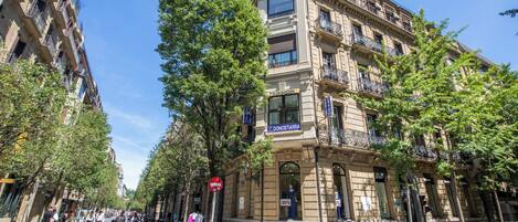 Facciata della struttura - sera/notte