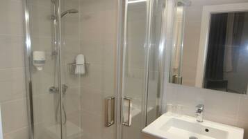 Twin kamer, aan de binnenplaats (Interior) | Badkamer | Een douche, gratis toiletartikelen, een haardroger, handdoeken