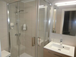 Twin Room, Courtyard Area (Interior) | Bathroom - Pensión Donostiarra (San Sebastián)