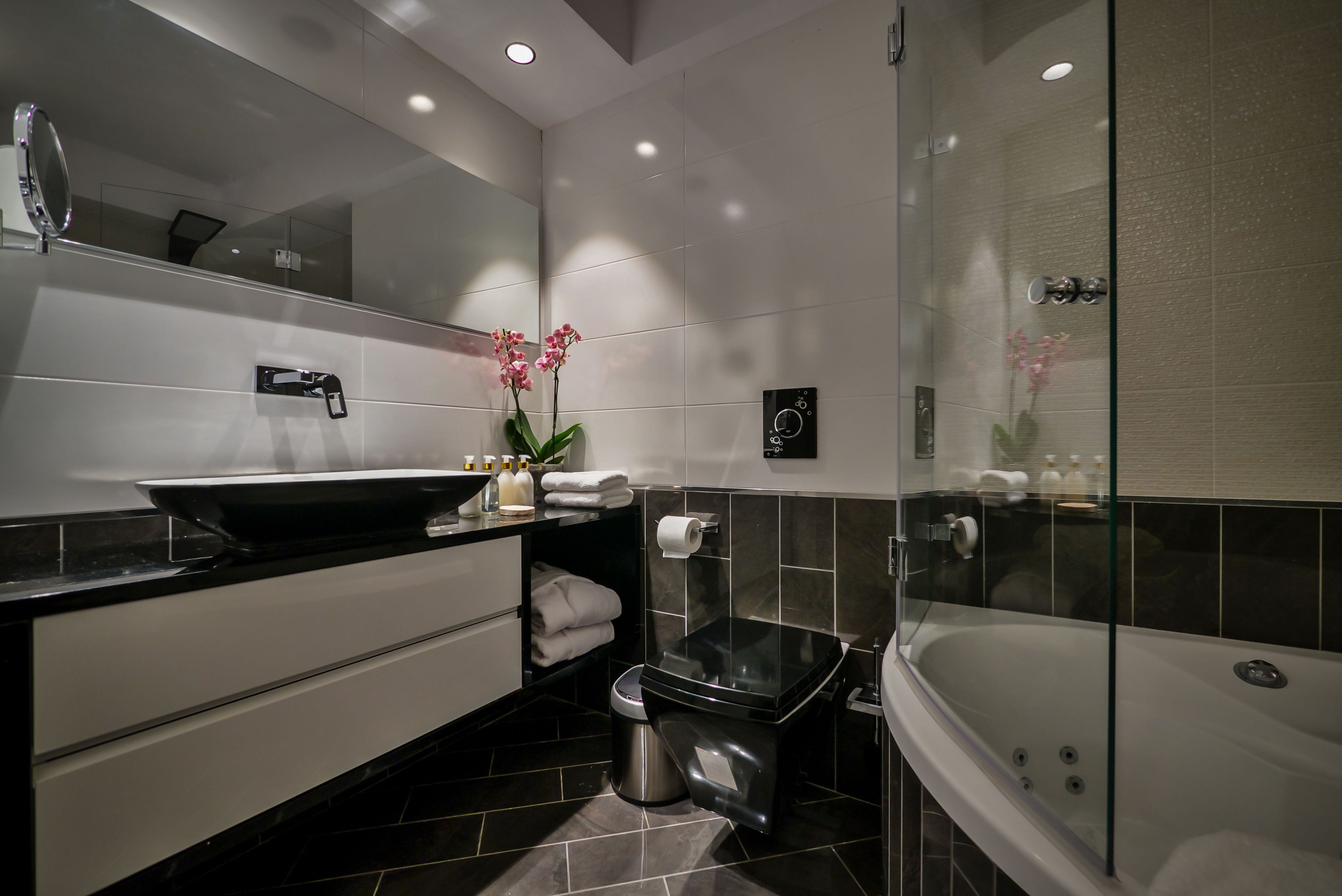presidential duplex, 2 bedrooms (suite) | bathroom | combined shower/bathtub, jetted bath, designer toiletries, hair dryer