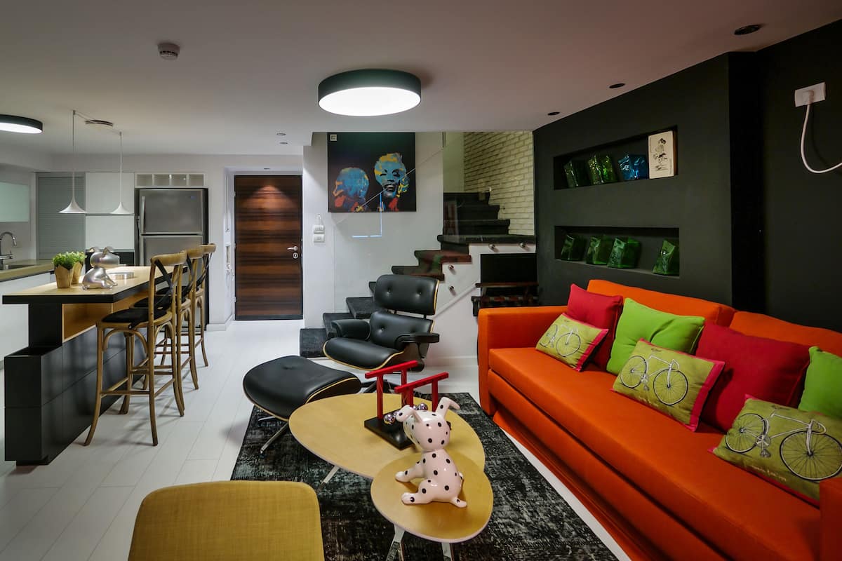 Dúplex presidencial, 2 habitaciones (suite) | Área de sala de estar | Televisión LCD de 35 pulgadas con canales por cable y televisión
