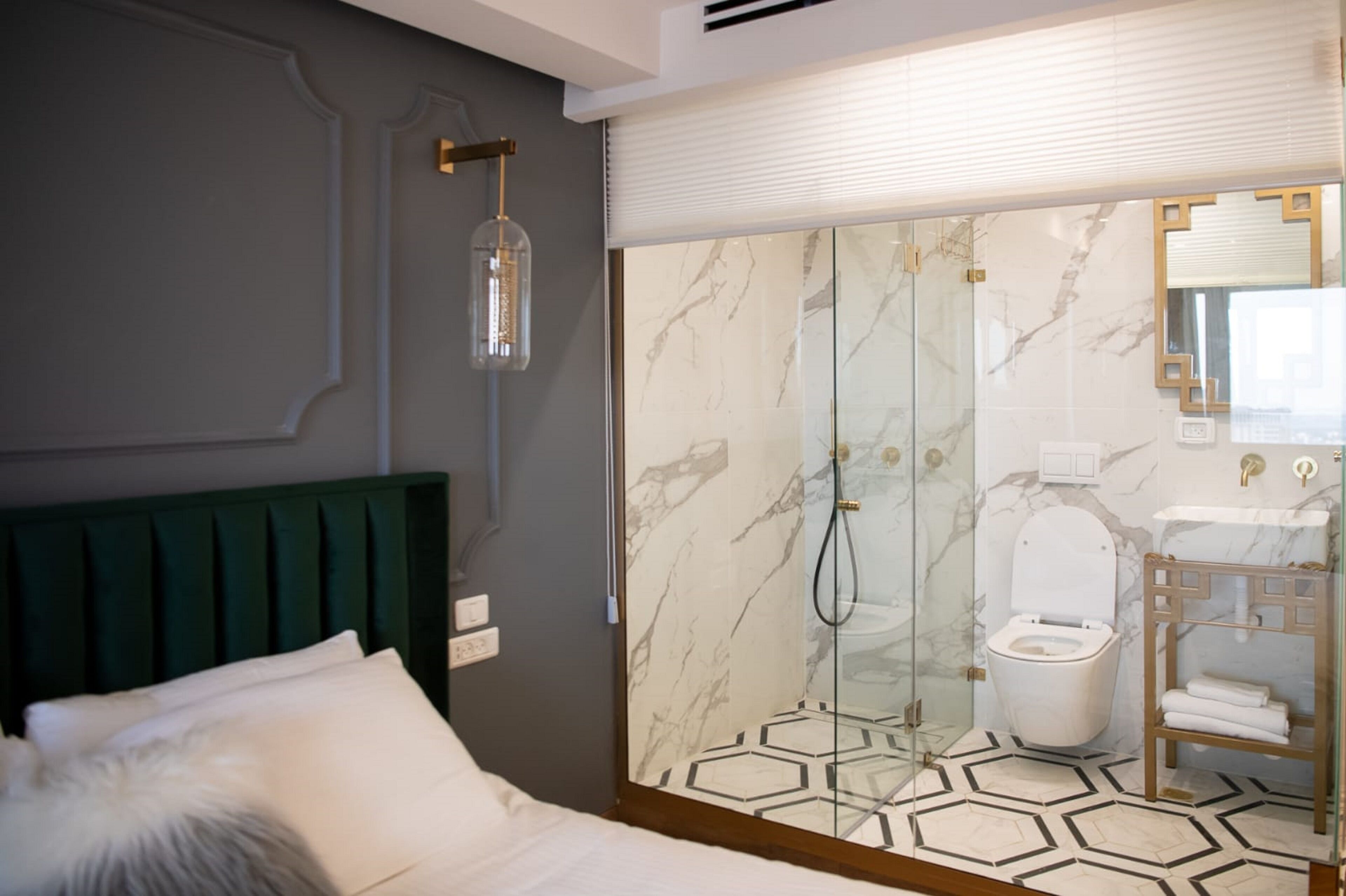classic room, city view (18 floor) | bathroom | combined shower/bathtub, jetted bath, designer toiletries, hair dryer
