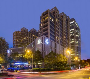 Un hôtel à plusieurs étages doté d’une architecture moderne, avec une entrée imposante et une signalétique indiquant « Park Avenue » et « Cold Storage ».