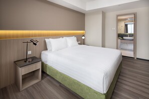 高级公寓, 2 间卧室, 厨房 | 客房内保险箱、办公桌、笔记本电脑工作区、熨斗/熨衣板