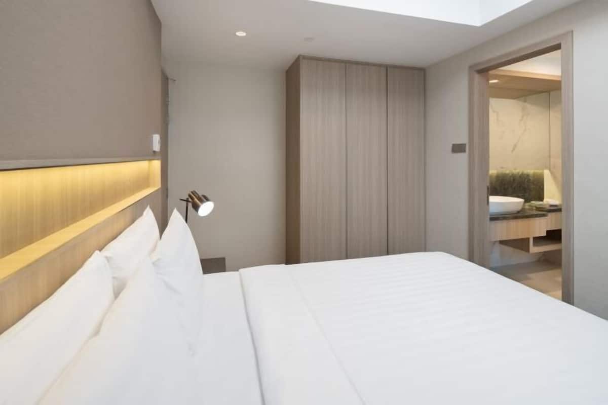 In-room safe, desk, laptop workspace, iron/ironing board