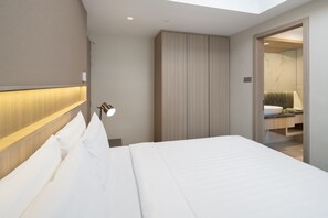 In-room safe, desk, laptop workspace, iron/ironing board - Park Avenue Clemenceau (Singapore)