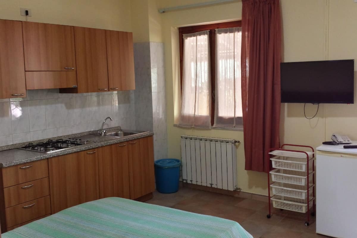 1 bedroom, desk, blackout curtains, cots/infant beds