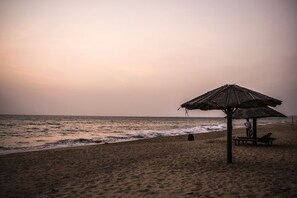 在海滩、浮潜、划皮艇、摩托艇