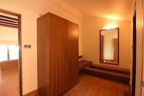 Deluxe Room, 1 Bedroom, Partial Sea View