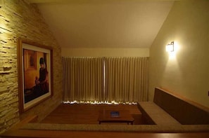 Deluxe Room, 1 Bedroom, Partial Sea View | Living area