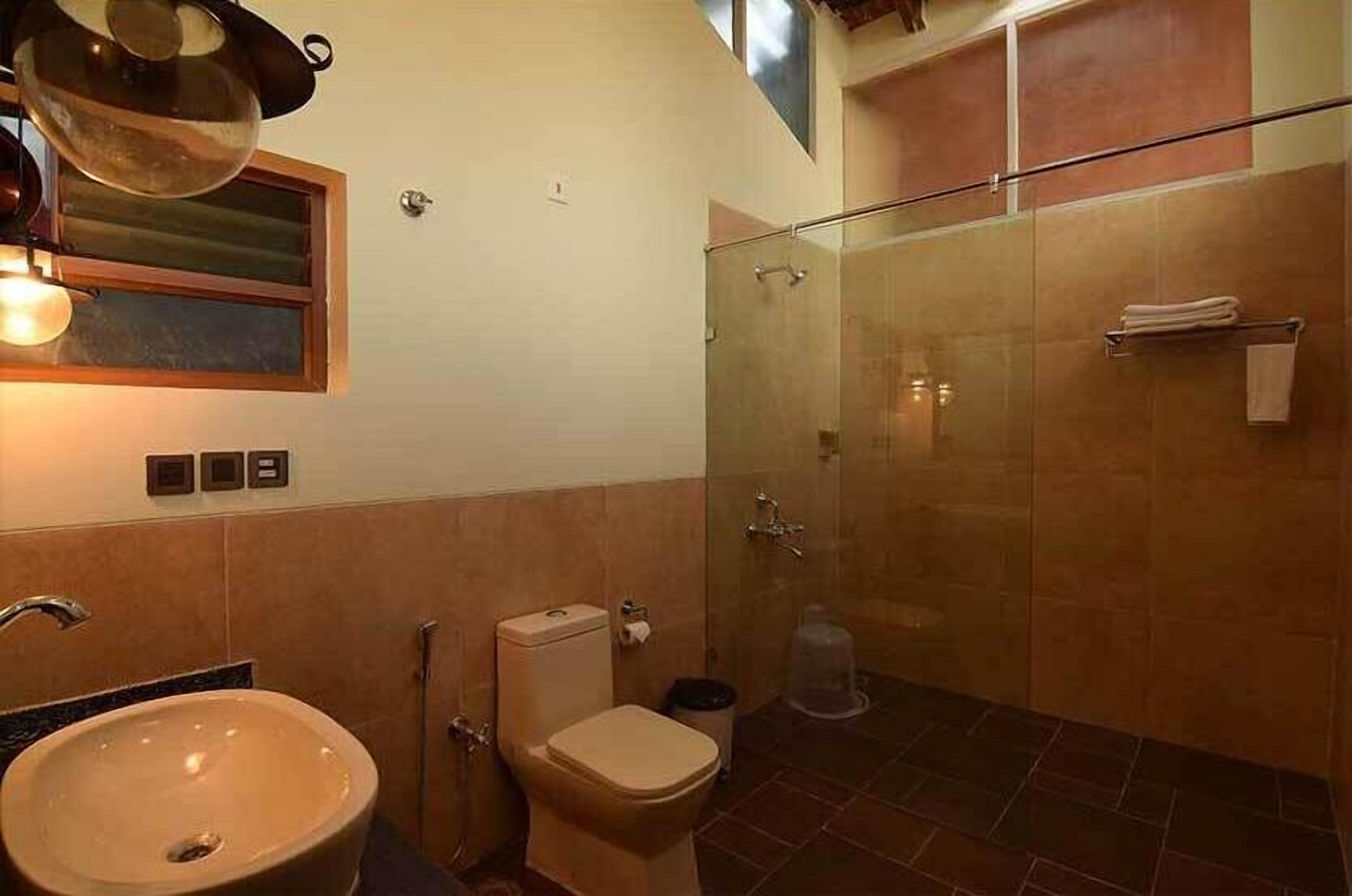 Ein Badezimmer mit Waschbecken, Toilette und Duschkabine.