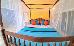 Minibar, coffres-forts dans les chambres, bureau