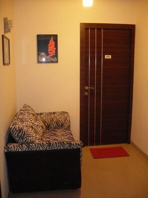 Habitación doble Deluxe, 1 habitación | Área de sala de estar | Televisión