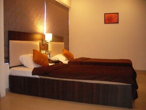 Habitación doble Deluxe, 1 habitación | Escritorio y wifi gratis
