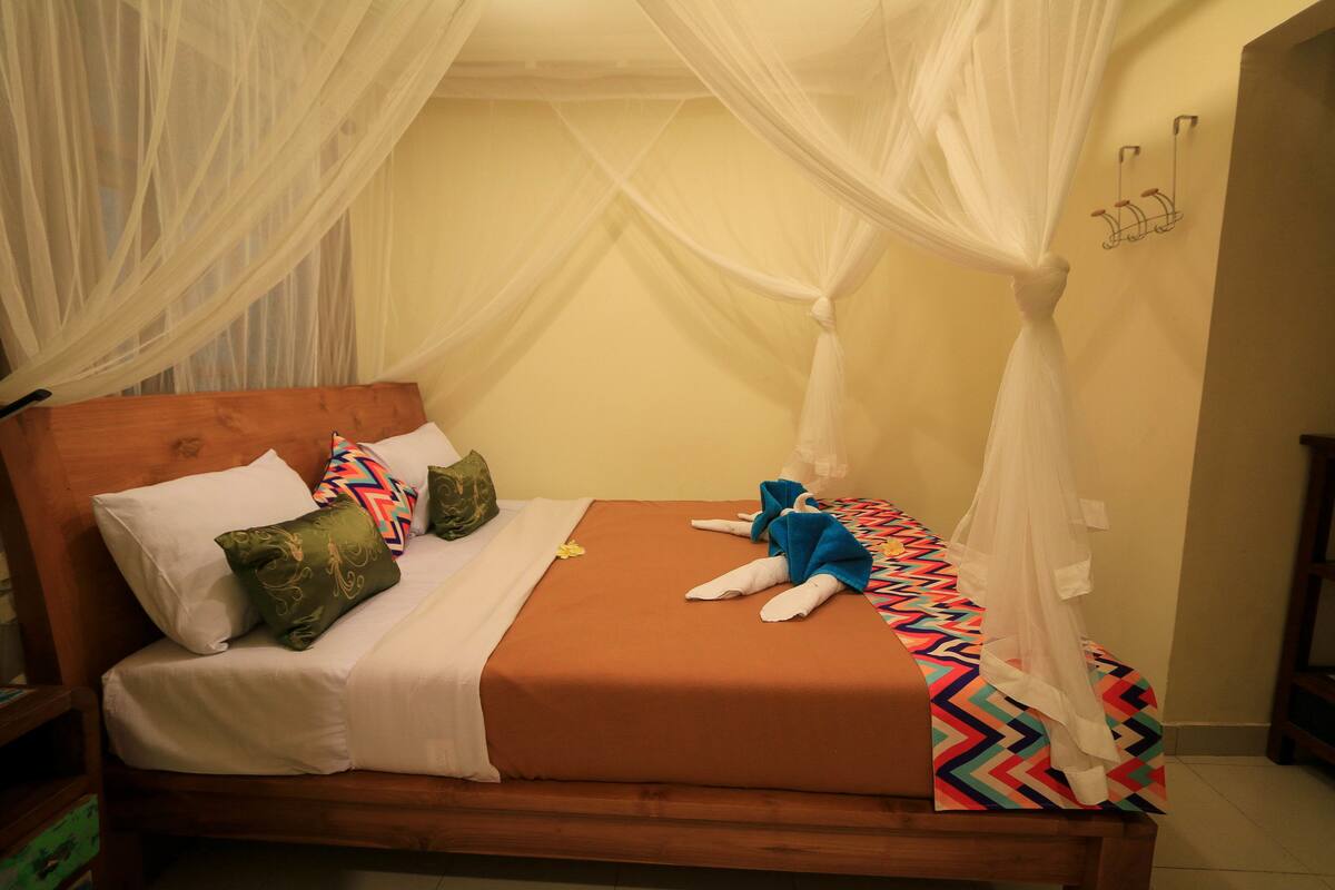 Juna's Room | Egyptian cotton sheets, minibar, desk, iron/ironing board (on request)