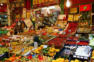 Un mercato con diversi tipi di frutta e verdura esposti.
