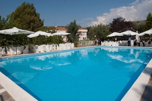 Una piscina al aire libre de temporada