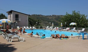 Una piscina al aire libre de temporada