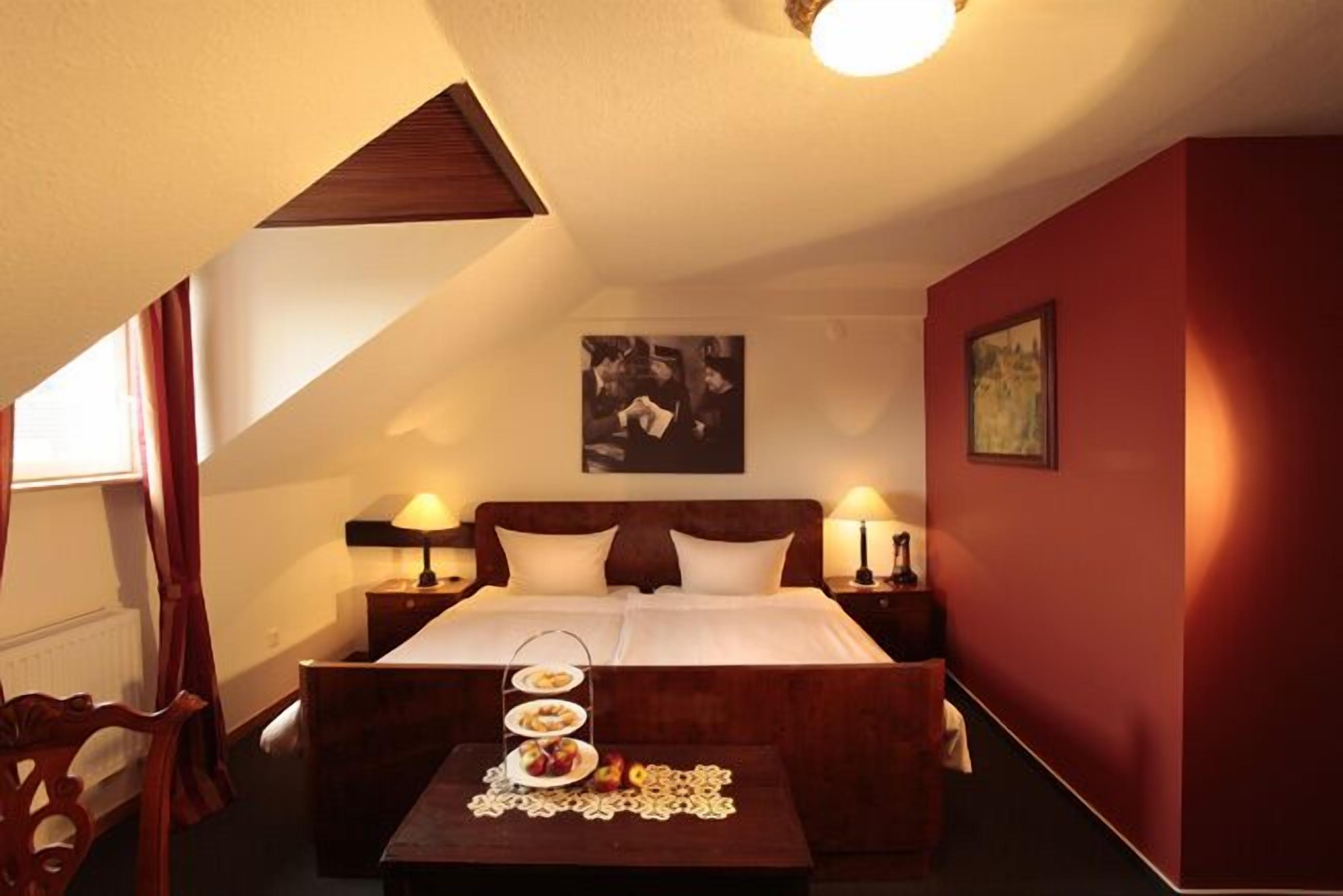 suite | hypo-allergenic bedding, free wifi, bed sheets