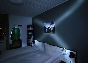 Double Room | Hypo-allergenic bedding, free WiFi, bed sheets - Eifel Krimihotel (Hillesheim)