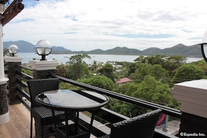 Se sirven desayunos, almuerzos y cenas; cocina asiática