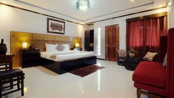Honeymooners Suite | 1 bedroom, in-room safe, desk, free WiFi