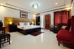 Honeymooners Suite | In-room safe, desk, free WiFi, bed sheets