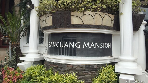 Un edificio con un cartel que dice "Bancuang Mansion".