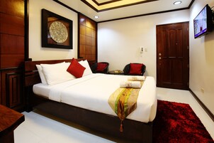 Deluxe Room | In-room safe, desk, WiFi (free), bed sheets