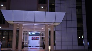 施設の正面 (日没後)