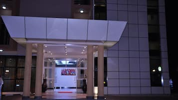 施設の正面 (日没後)