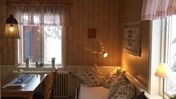 Triple Room | Blackout drapes, bed sheets