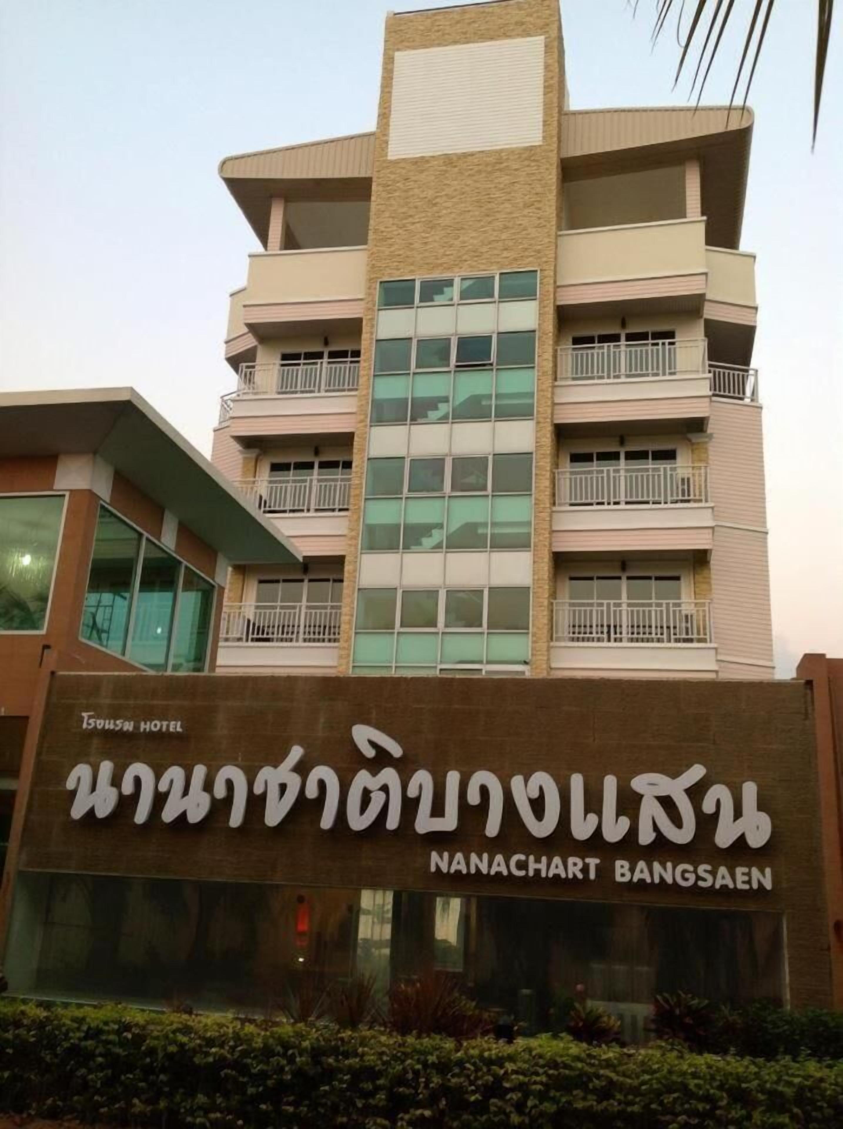 Ein Hotelgebäude mit mehreren Balkonen und einem Schild mit der Aufschrift 'Nanachart Bangsaen'.