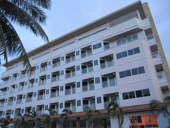 Un hotel de varios pisos con balcones y fachada uniforme.