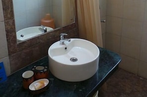 Deluxe Double or Twin Room, Garden View, Garden Area | Bathroom