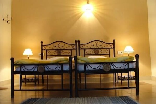 Camera Deluxe con letto matrimoniale o 2 letti singoli, vista giardino, lato giardino | Una scrivania, letti aggiuntivi (a pagamento)
