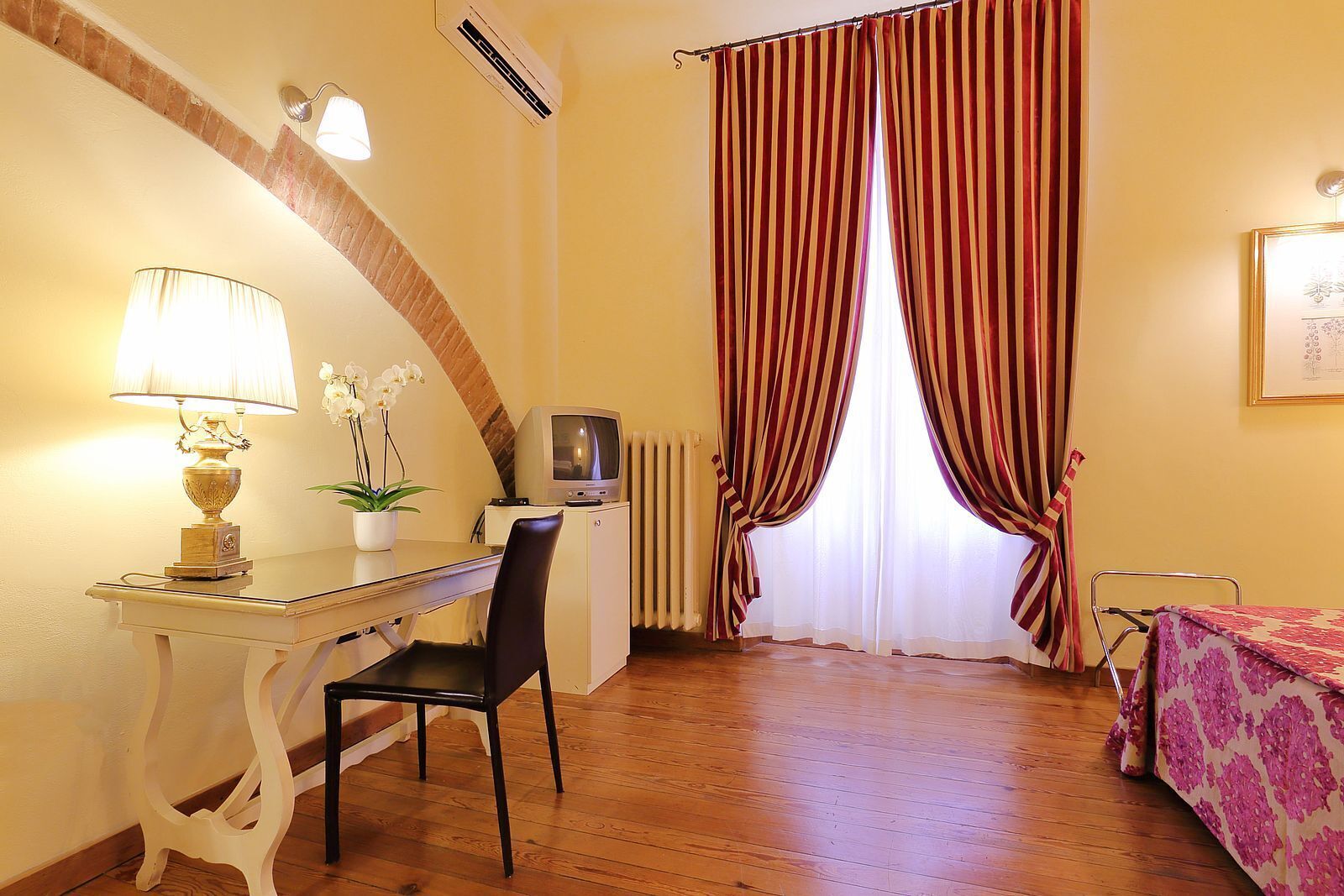 Hypo-allergenic bedding, down comforters, minibar, in-room safe