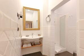 Kostenlose Toilettenartikel, Haartrockner, Bidet, Handtücher