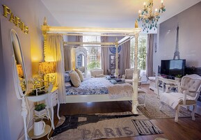 高級寢具、羽絨被、Tempur-Pedic 床墊、房內夾萬