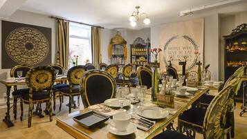 Desayuno a la carta diario (GBP 15.00 por persona)